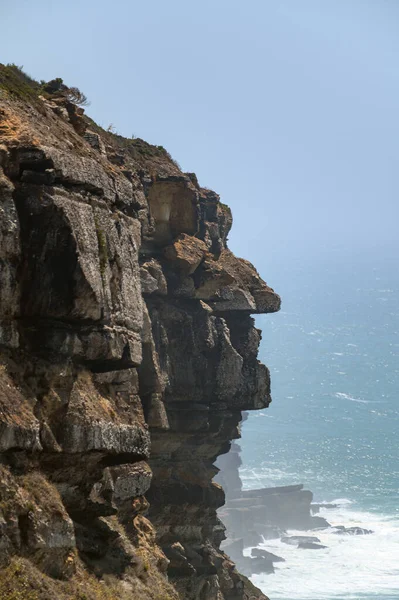 岩の多い崖に囲まれた美しい波浪の海 — ストック写真