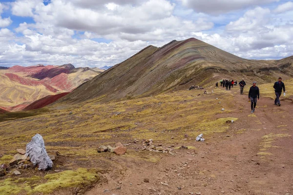 Palccoyo Peru Okt 2019 Groep Toeristen Het Palccoyo Regenbooggebergte Kleurrijk — Stockfoto
