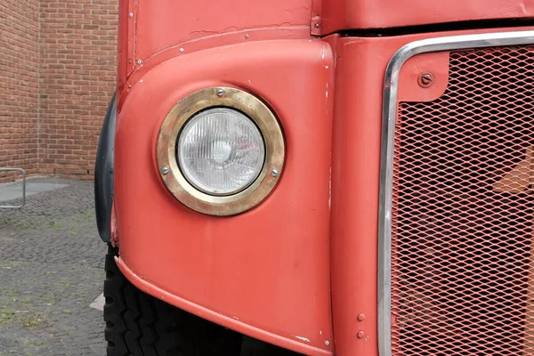 古い赤のヴィンテージ車のクローズアップショット — ストック写真