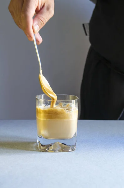 Colpo Verticale Una Persona Che Mescola Caffè Con Cucchiaio Una — Foto Stock