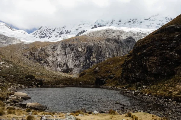 Tiro Ângulo Baixo Das Montanhas Huascaran Peru Pequeno Lago Entre — Fotografia de Stock