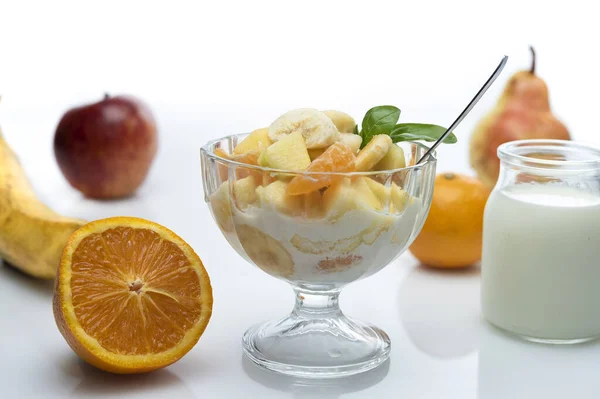 Een Close Shot Van Een Fruitsalade Een Glazen Kom Met — Stockfoto