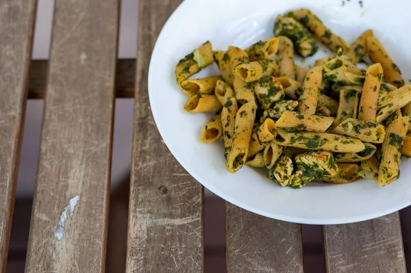 Een Hoge Hoek Van Gekookte Penne Met Kruiden Een Bord — Stockfoto