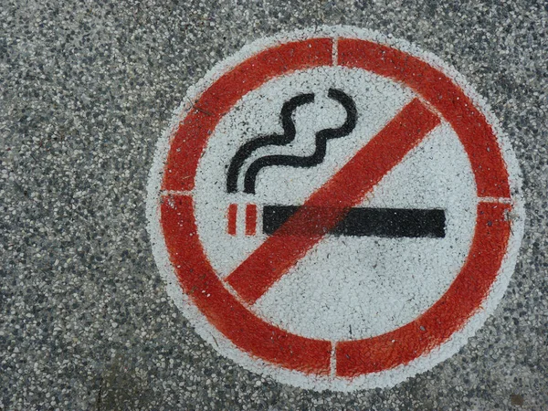 Close Tiro Fumar Não Permitido Sinal Pintado Uma Parede — Fotografia de Stock