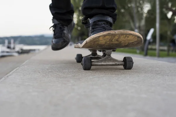 Nahaufnahme Der Füße Eines Männlichen Skateboarders Beim Skateboarden — Stockfoto
