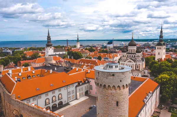 Een Luchtfoto Van Oude Binnenstad Van Tallinn Met Sinaasappeldaken Kerktorens — Stockfoto