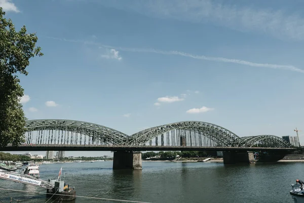 Eine Schöne Aufnahme Der Hohenzollernbrücke Köln Vor Blauem Himmel — Stockfoto