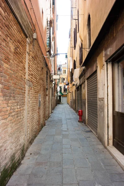 Long Pathway Old Brick Buildings — Stock Photo, Image