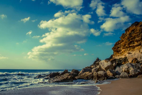Una Hermosa Escena Mañana Colina Rocosa Costa Del Mar Ondulado — Foto de Stock