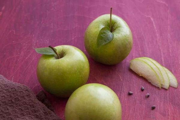 Gros Plan Pommes Vertes Fraîches Entières Côté Pommes Tranchées Sur — Photo