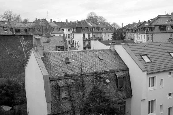 Graustufenaufnahme Von Dächern Von Gebäuden — Stockfoto