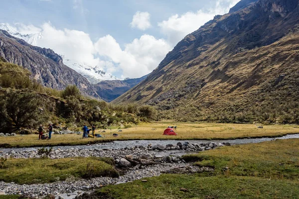Viajantes Acampar Lado Afluente Perto Das Montanhas Huascaran Peru — Fotografia de Stock
