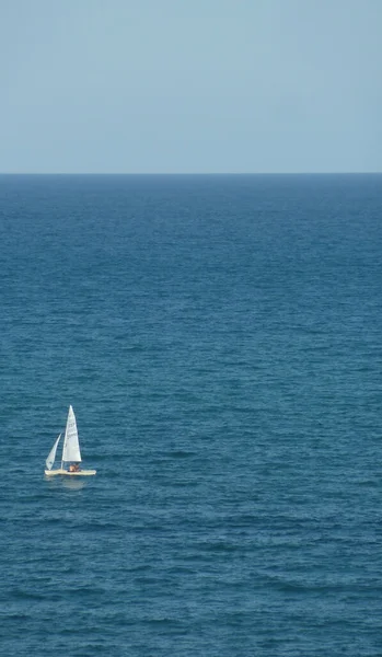 Een Verticaal Antenne Shot Van Een Zeilboot Blauwe Zee Onder — Stockfoto