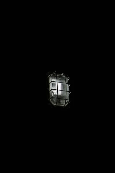 Coup Vertical Une Lampe Dans Obscurité — Photo