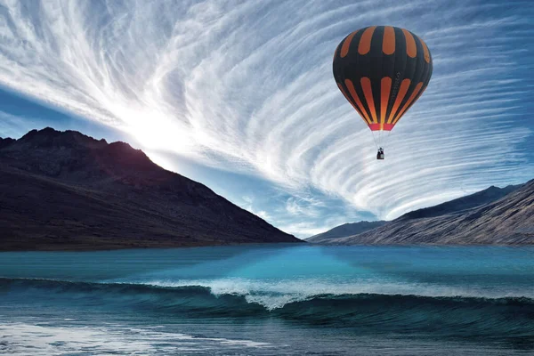在乌云密布的天空下 一个气球在湖面上空飞行的3D渲染 — 图库照片