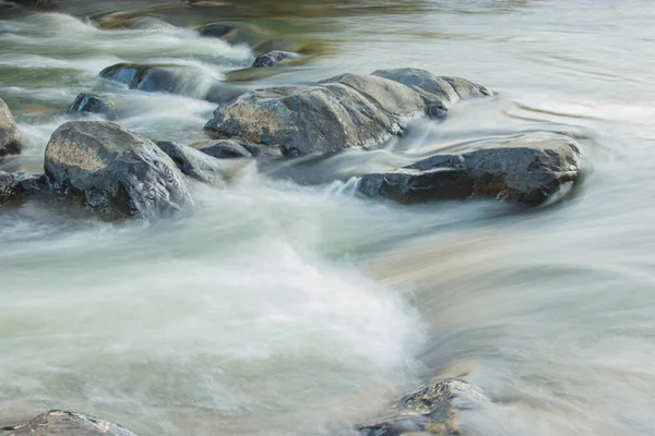 Cliché Paysager Vagues Molles Écrasant Sur Des Rochers Sur Rivage — Photo