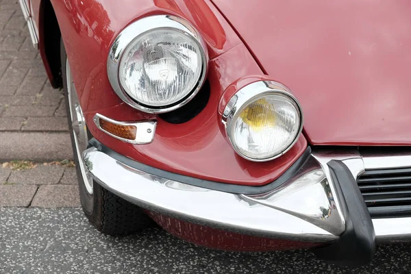 Uma Foto Close Dos Faróis Carro Vintage Vermelho — Fotografia de Stock