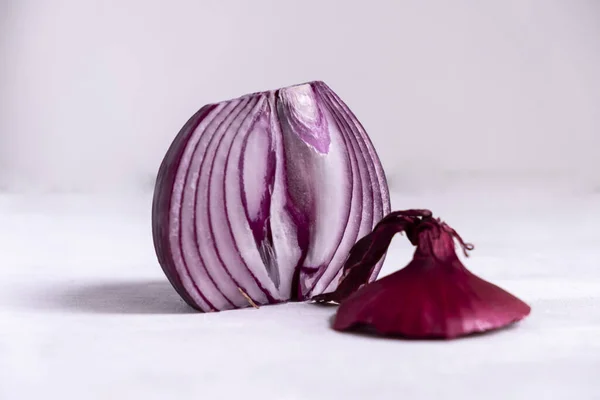 Una Cebolla Roja Rodajas Sobre Fondo Blanco — Foto de Stock