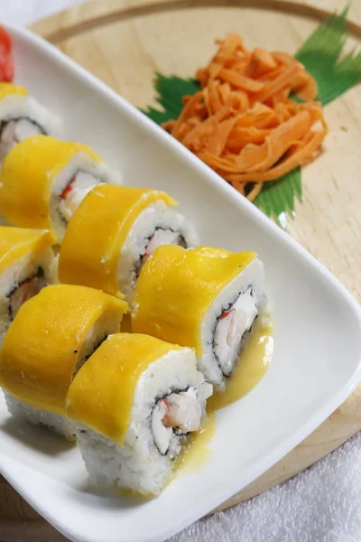 Primo Piano Delizioso Sushi Incastonato Piatto Bianco — Foto Stock