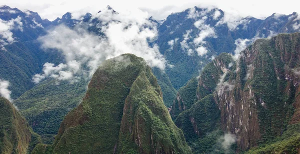 在秘鲁捕获的马丘比丘山脉的高角镜头 — 图库照片