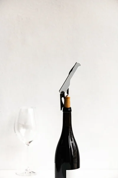 Colpo Verticale Cavatappi Una Bottiglia Vino Nero Con Bicchiere Vino — Foto Stock