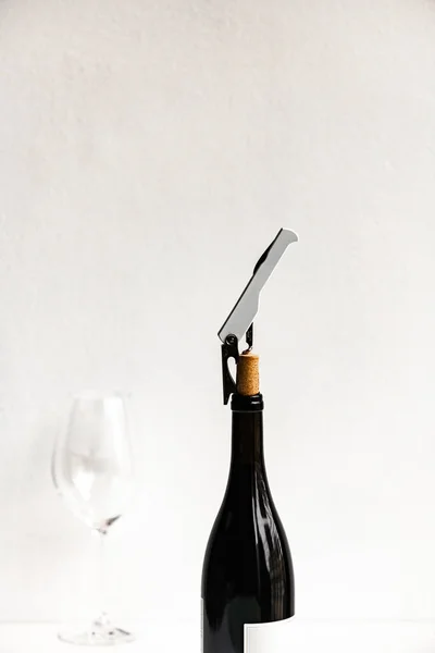 Plan Vertical Tire Bouchon Dans Une Bouteille Vin Noir Avec — Photo