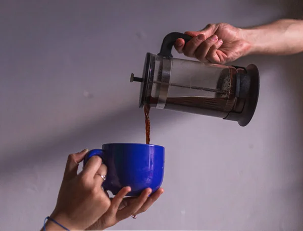 Osoba Podająca Świeżo Zaparzoną Kawę Prasowalnicy Kawy Szarym Tle — Zdjęcie stockowe