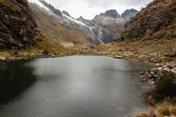 Uma Foto Dramática Lago Escuro Montanhas Huascaran Peru — Fotografia de Stock