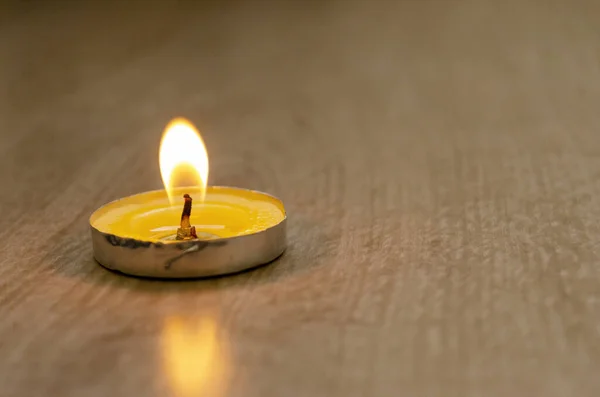Eine Nahaufnahme Der Brennenden Kerze Kreisbehälter — Stockfoto