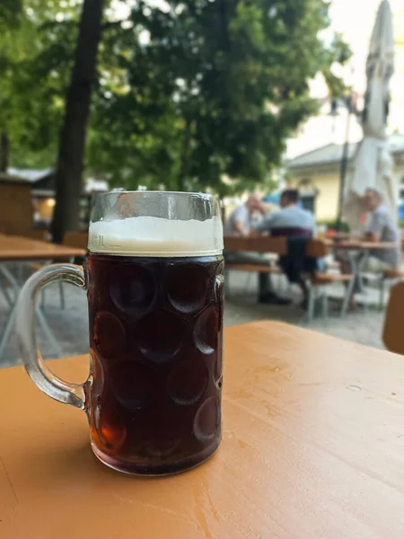 Tiro Foco Raso Uma Cerveja Gelada Uma Mesa Café Livre — Fotografia de Stock