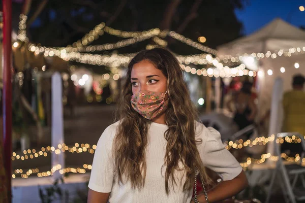 Uma Mulher Caucasiana Bronzeada Usando Uma Máscara Floral Parque Diversões — Fotografia de Stock