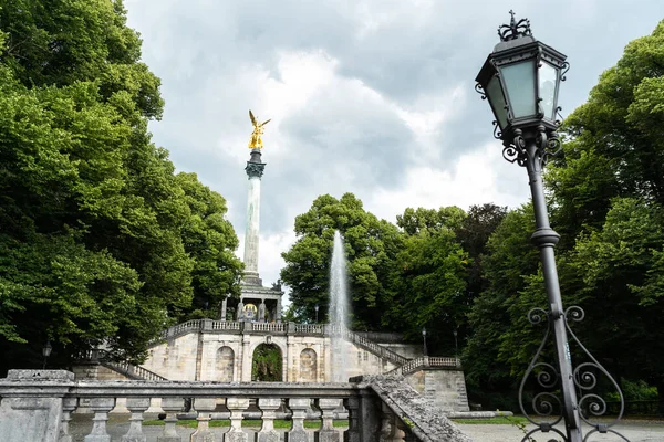 Monumento Ángel Paz Múnich Alemania Bajo Oscuro Cielo Nublado — Foto de Stock