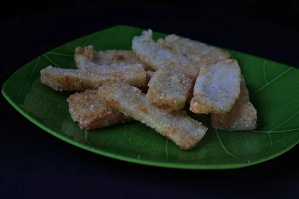 Plato Verde Con Palitos Pollo Sobre Fondo Negro — Foto de Stock