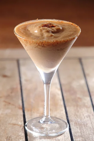 Sebuah Gambar Vertikal Dari Daiquiri Cokelat Dalam Gelas Martini Atas — Stok Foto