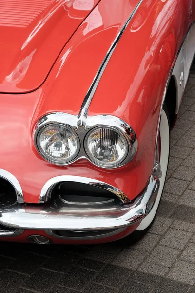 Pionowe Ujęcie Starego Czerwonego Samochodu Vintage — Zdjęcie stockowe
