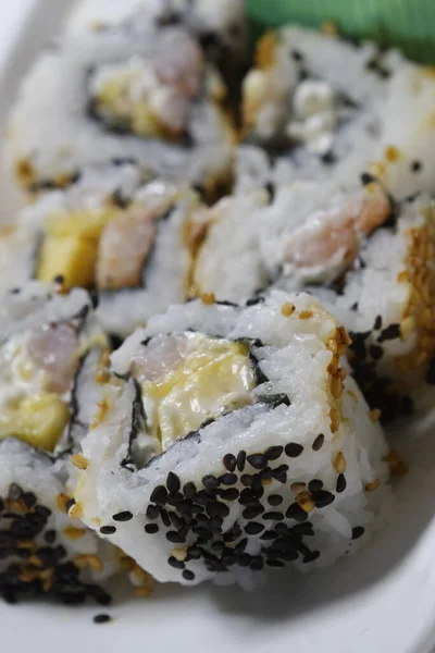 Primo Piano Delizioso Sushi Incastonato Piatto Bianco — Foto Stock