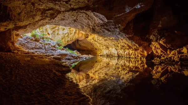 Krásný Záběr Jeskyni Slunečním Svitem Procházejícím — Stock fotografie