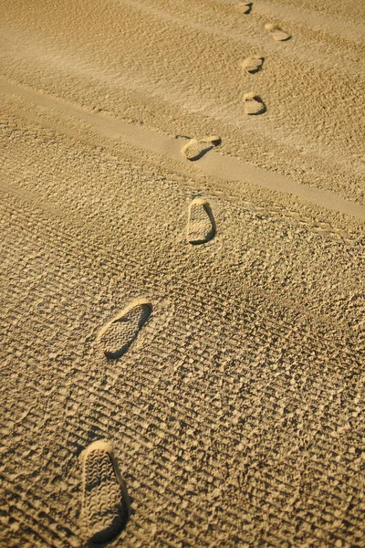 Eine Vertikale Aufnahme Von Fußabdrücken Sand Strand — Stockfoto