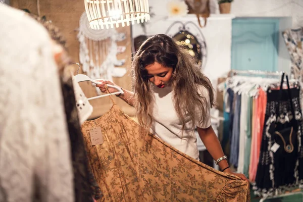 Belo Tiro Uma Jovem Caucasiana Fêmea Escolher Vestido — Fotografia de Stock