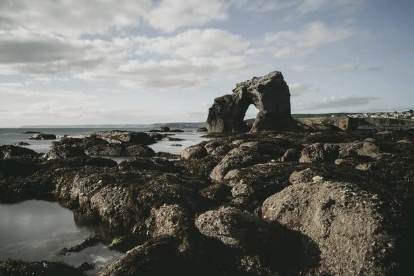 德文郡瑟尔斯顿湾 Thurlestone Bay 附近的瑟尔斯通岩石特写镜头 — 图库照片