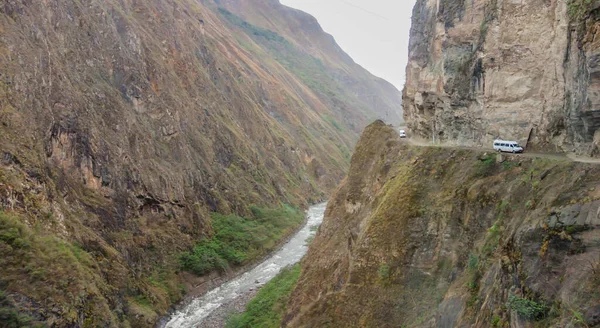 Río Entre Los Acantilados Capturados Durante Día —  Fotos de Stock