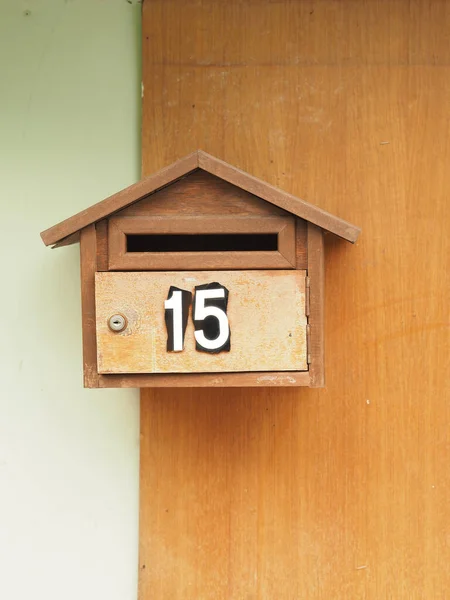 Eine Vertikale Aufnahme Eines Hölzernen Briefkastens Mit Der Nummer Auf — Stockfoto