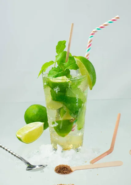 Gri Bir Yüzeyde Rom Limon Nane Yapraklı Mojito Kokteyli — Stok fotoğraf