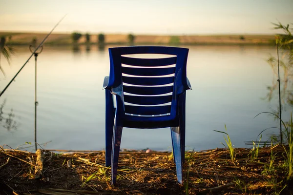 Una Silla Azul Suelo Cubierta Verdes Frente Lago — Foto de Stock