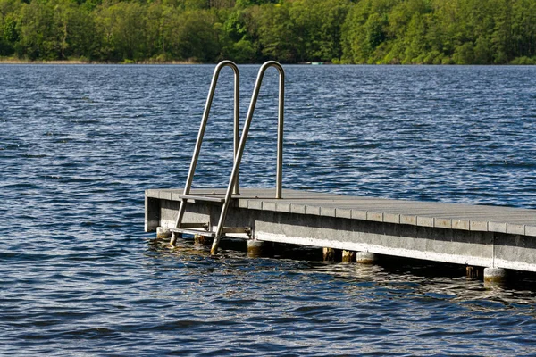 Una Escalera Muelle Abatible Agua Con Árboles Fondo —  Fotos de Stock