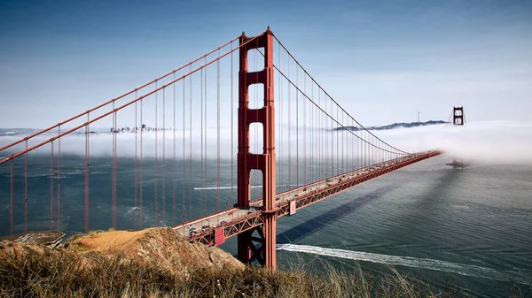 Ponte Golden Gate Contra Céu Azul Nebuloso São Francisco Califórnia — Fotografia de Stock