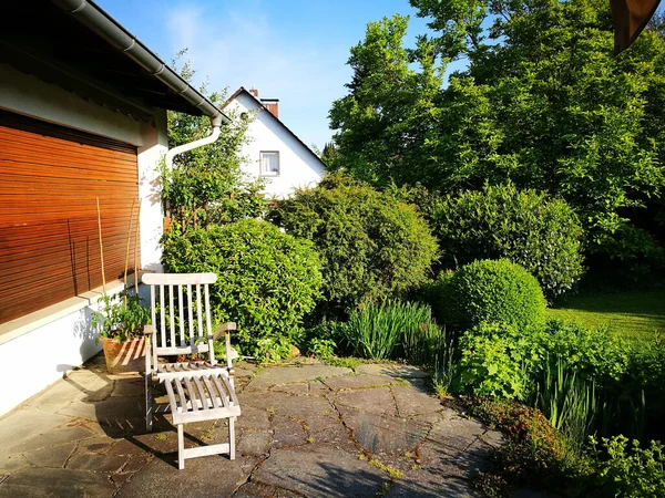 緑に囲まれた素敵な庭のある家の美しい景色 — ストック写真