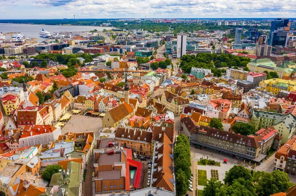 Tiro Aéreo Cidade Velha Tallinn Com Telhados Alaranjados Spires Das — Fotografia de Stock