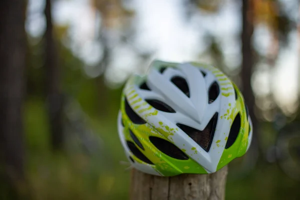 Ett Selektivt Fokus Vit Och Grön Cykelhjälm — Stockfoto