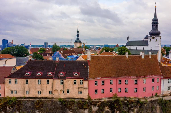 Edifícios Coloridos Torres Igreja Cidade Velha Tallinn Estónia — Fotografia de Stock